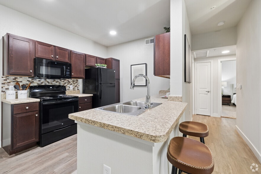 B1 - 2BR, 2BA - 978SF - Kitchen - POINTE AT GREENVILLE APARTMENTS