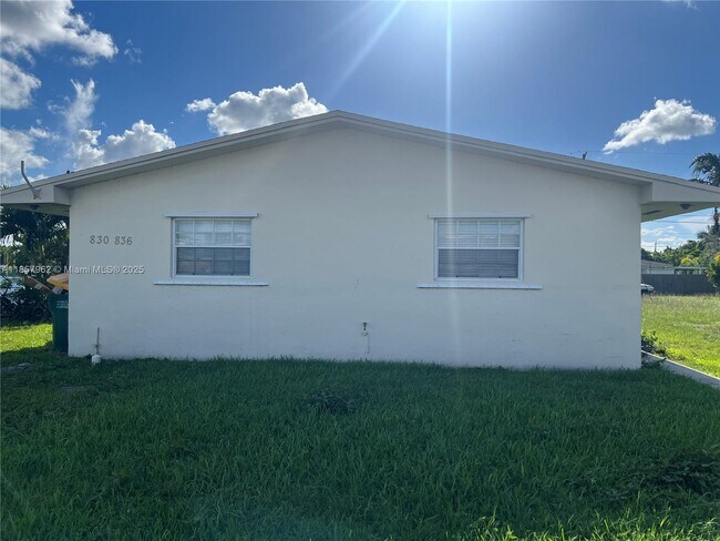 Primary Photo - 832 NE 5th Ave