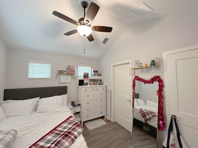 Building Photo - Porter's Parkside -  2 Bedroom, 2 Bathroom...