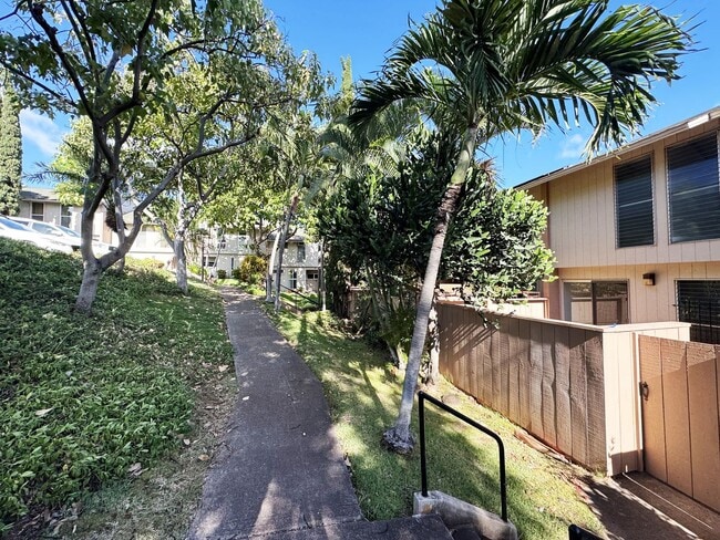 Building Photo - Recently Refreshed Makakilo Condo