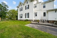 Building Photo - 8 Family Ln