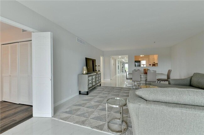 Building Photo - 2751 N Palm Aire Dr