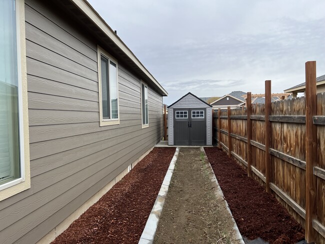 Building Photo - 1004 Willow Ave NE