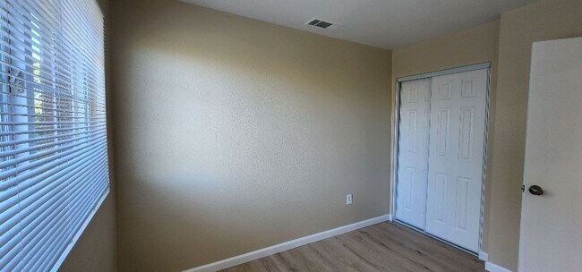 Building Photo - Nice Condo 2 Bedroom 1 Bath Off Street Parking in Great Area Valljeo