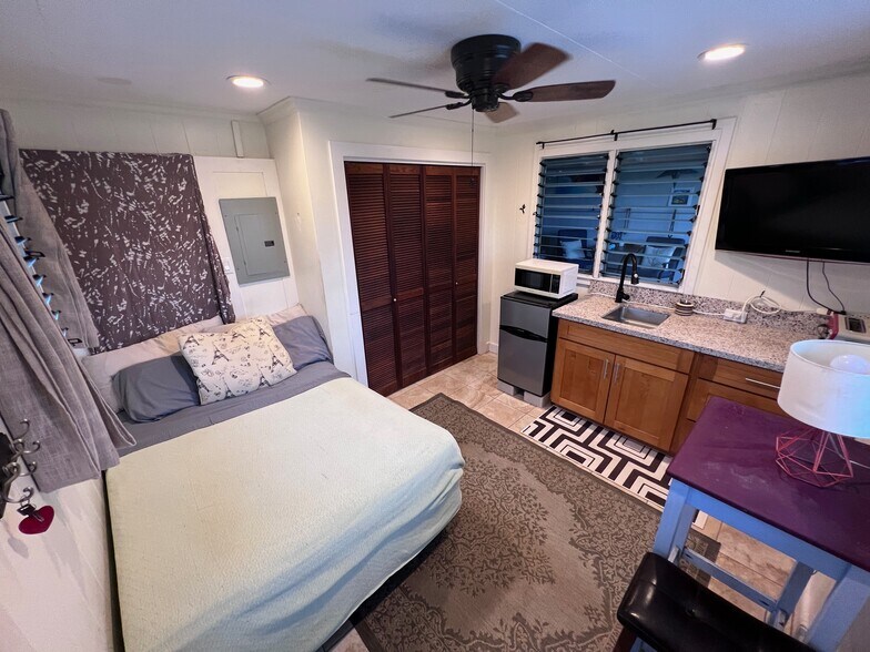 Primary Photo - 324B Kalama St