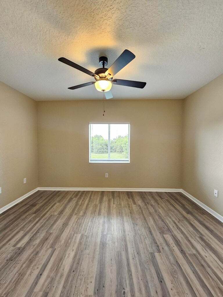 Building Photo - 1063 Golden Lakes Blvd