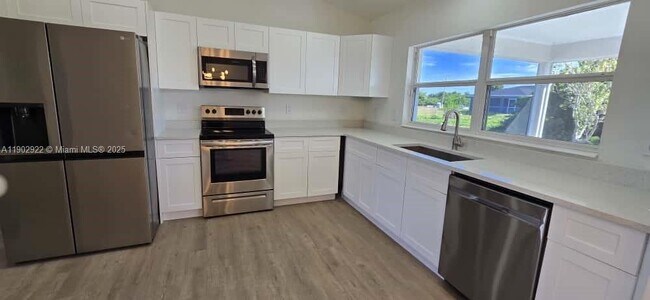 Building Photo - 1509 Sara Ave S