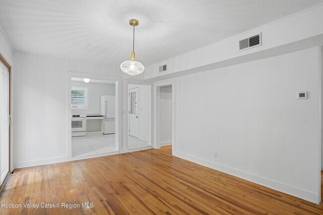Building Photo - 872 NY-212