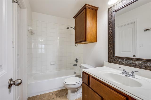 Building Photo - 1001 E College St