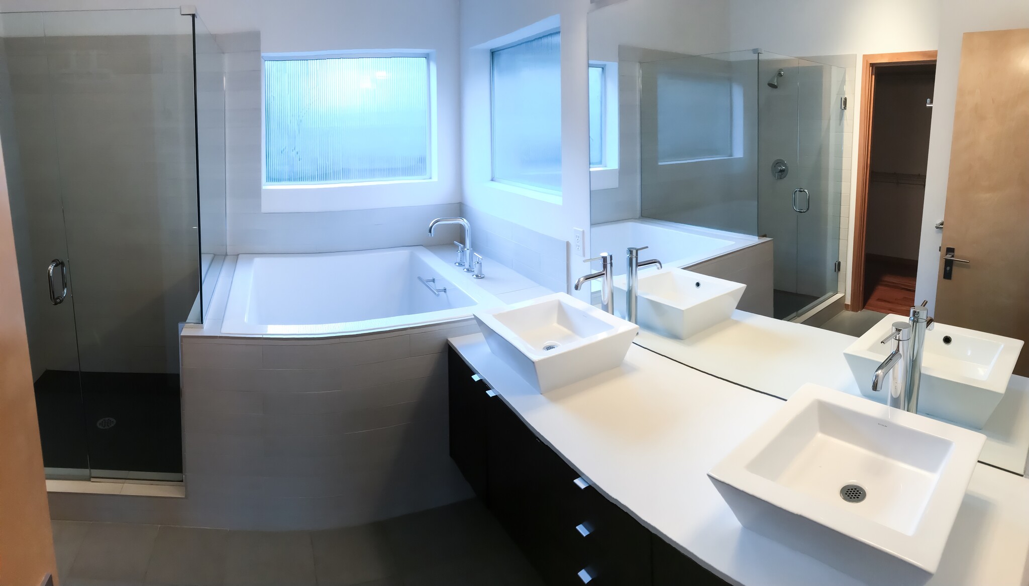 Main Bath with large walk in closet - 564C Galer St