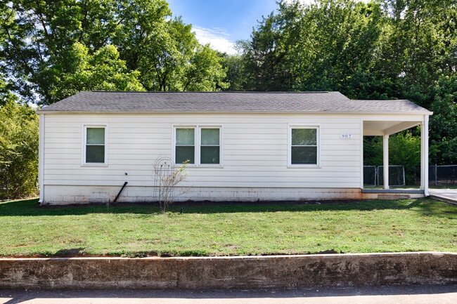 Building Photo - 907 Fairway Dr NW