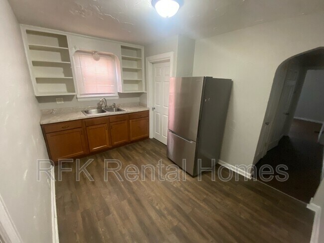 Building Photo - 523 N Temple Ave