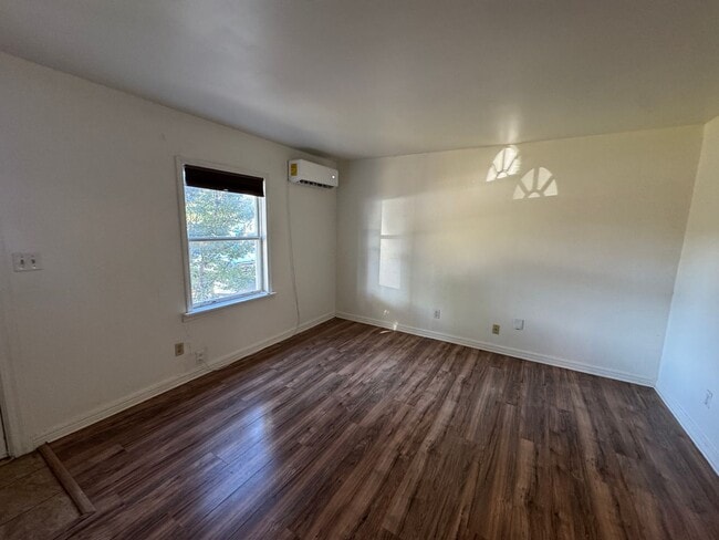 Building Photo - 200 off!  Newly remodeled 2 bed 1 bath walking distance to MWC High School, No carpet, large fenc...