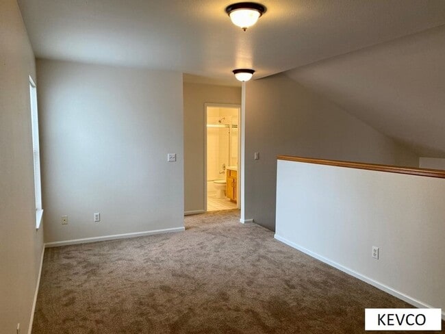 Building Photo - Spacious Townhouse with Central AC