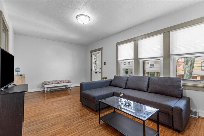 Building Photo - 776 Montclair St