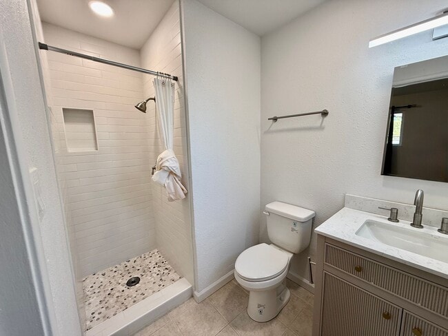 Building Photo - 1725 Albion Pl