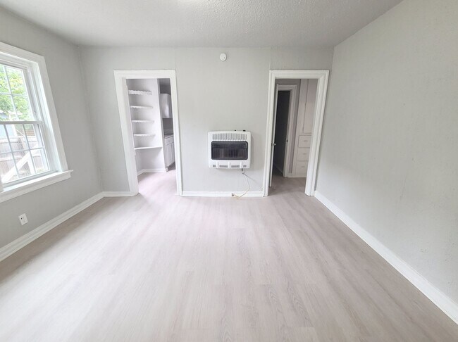 Building Photo - 2 Bed/1 Bath in historic duplex close to T...