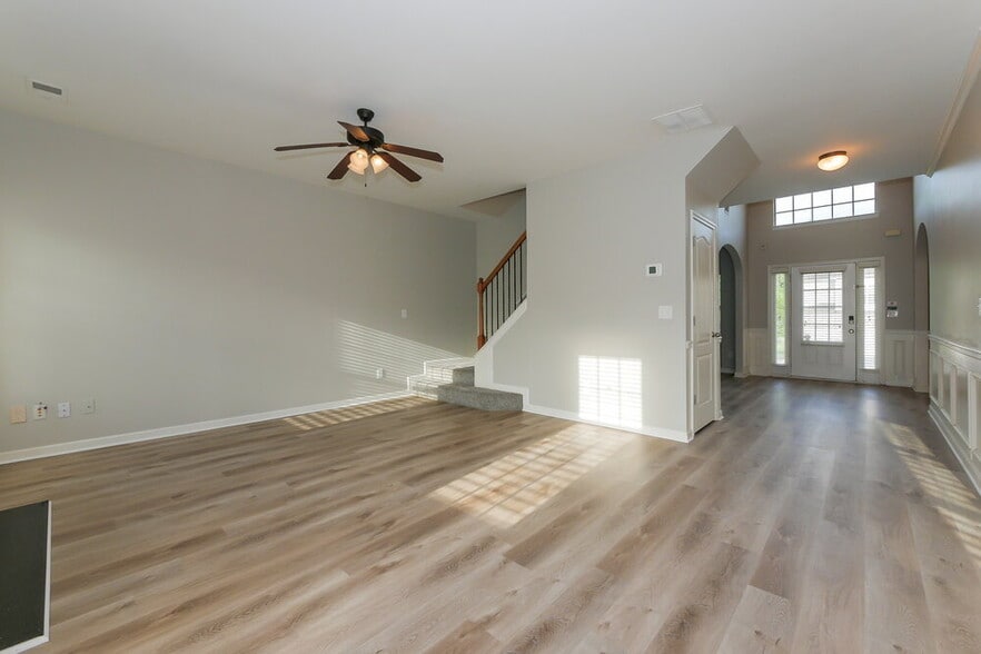 Building Photo - 215 Madison Grace Ave