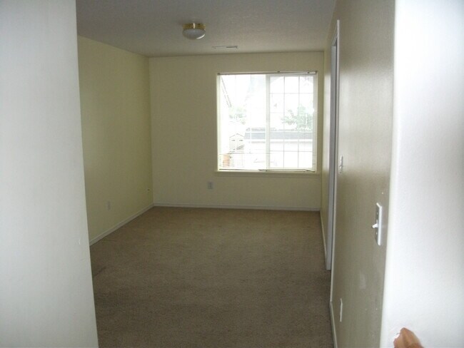 Building Photo - Spacious 4 Bedroom Home w/ Upstairs Laundry & Fully Fenced Yard!