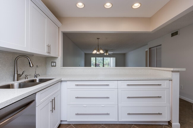 Building Photo - 8535 Casa Del Lago