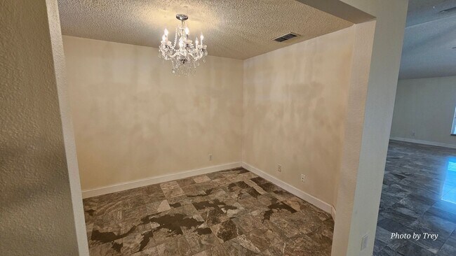 Building Photo - 3 Bed 2 Bath 2 Car Garage