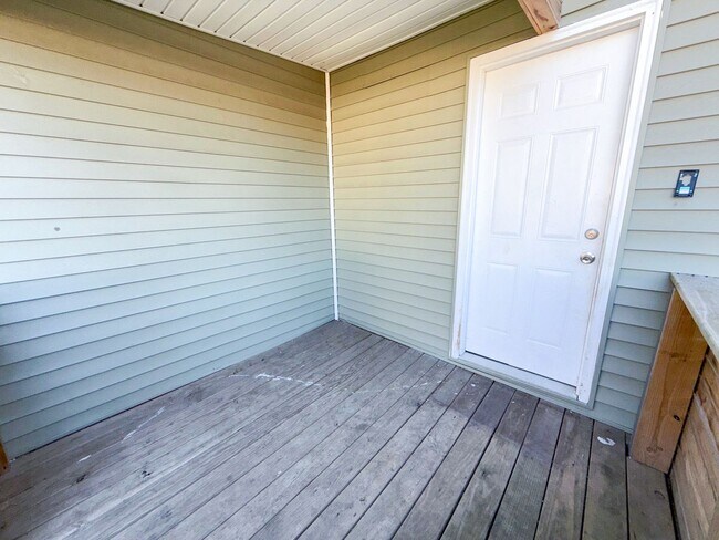Building Photo - Elegant 3-Bedroom Home with Designer Finishes & Private Backyard!