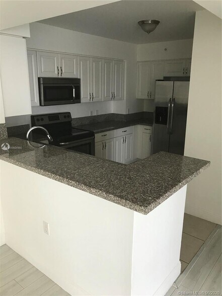 Building Photo - 1155 Brickell Bay Dr