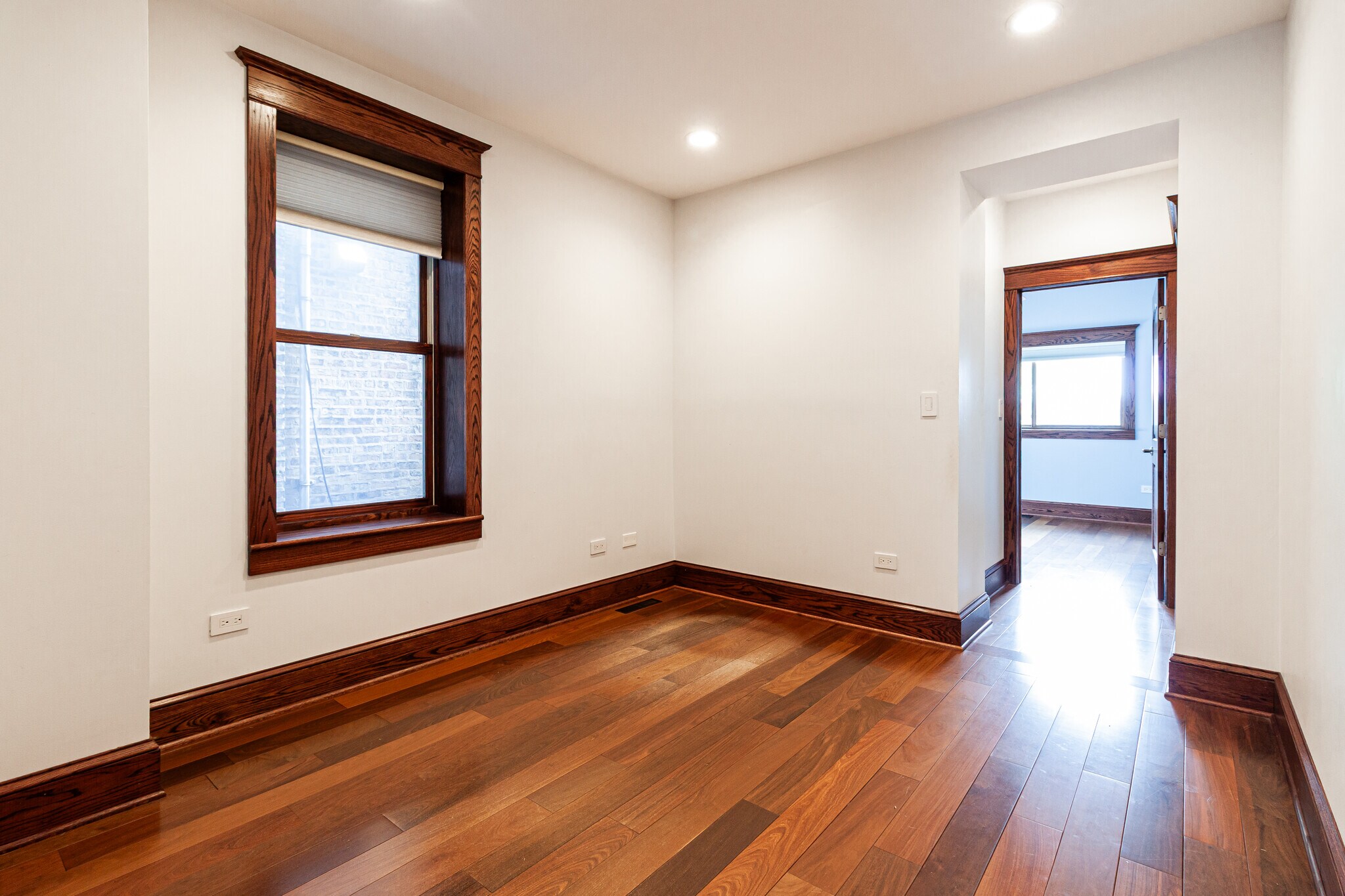 Building Photo - 1019 W Oakdale Ave