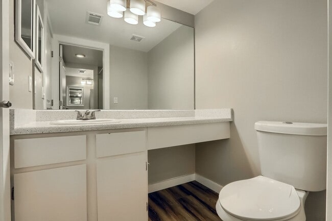 Building Photo - 2 Bedroom condo  with a loft in Littleton