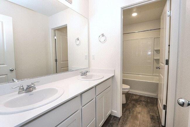 Building Photo - Beautiful Lincoln Home Available in May!