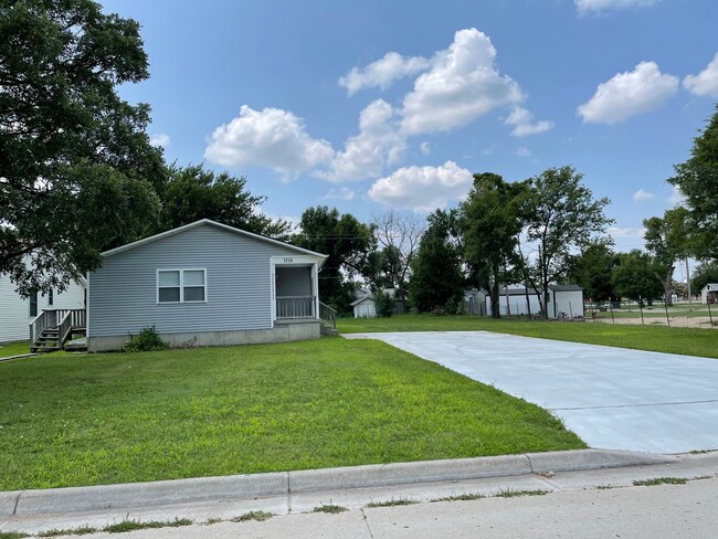 Building Photo - 5 bedrooms, 2.5 bathrooms House
