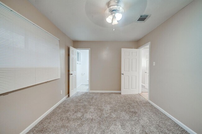 Building Photo - 6331 Oaknut Dr