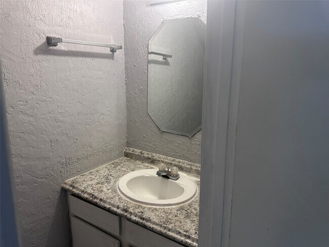 Building Photo - 11136 Village Bend Ln