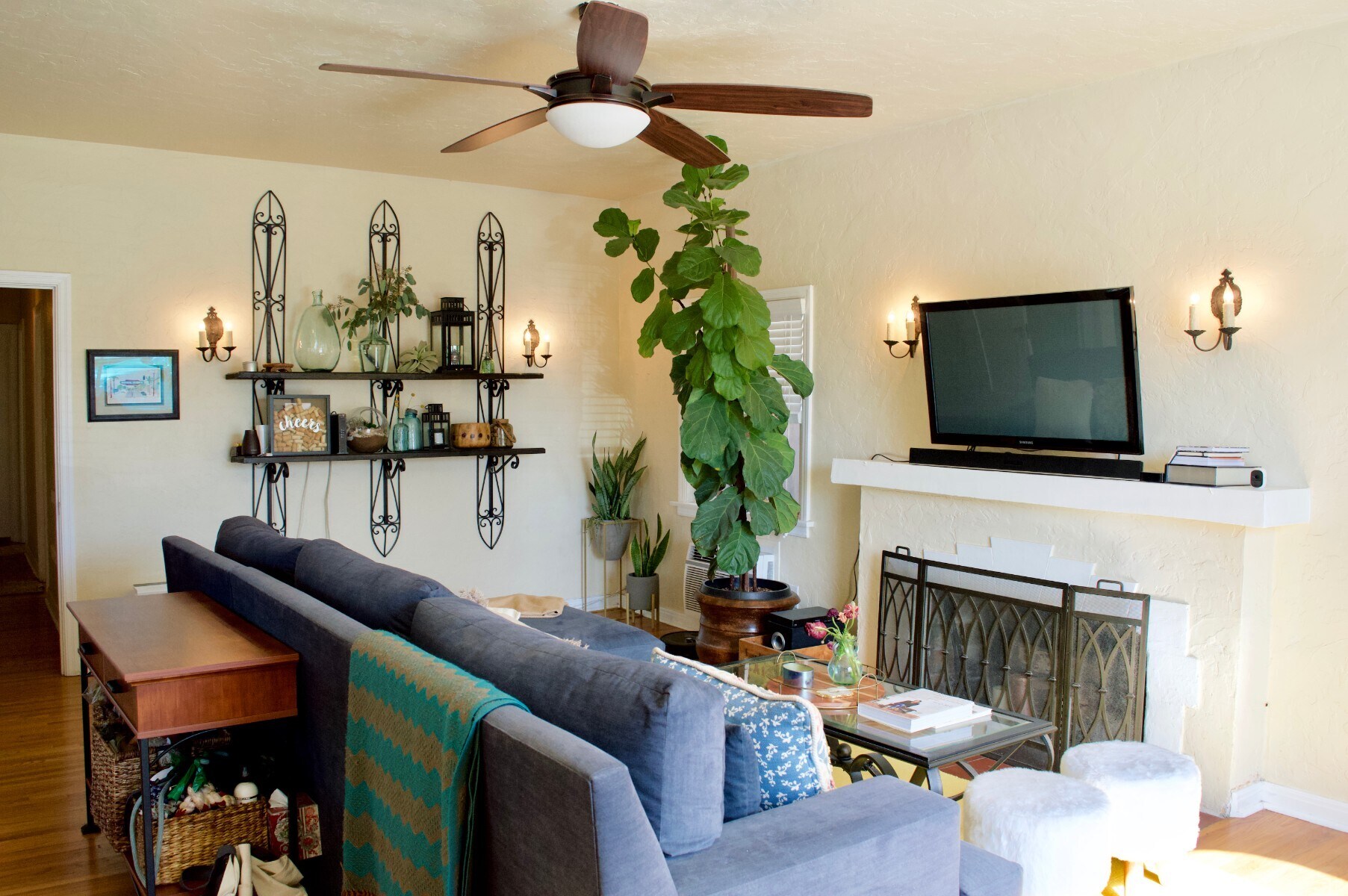 Living room! - 4770 Bancroft St