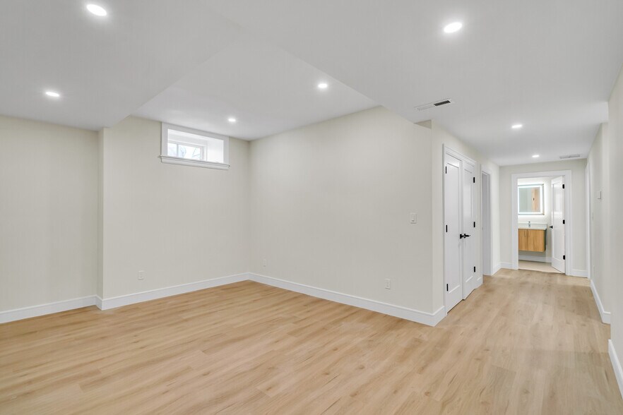 Building Photo - 77 Thorndike St