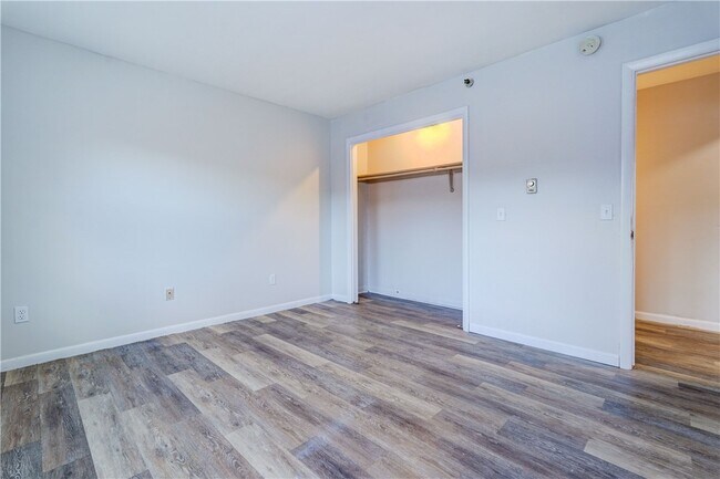 Building Photo - 404 Main St