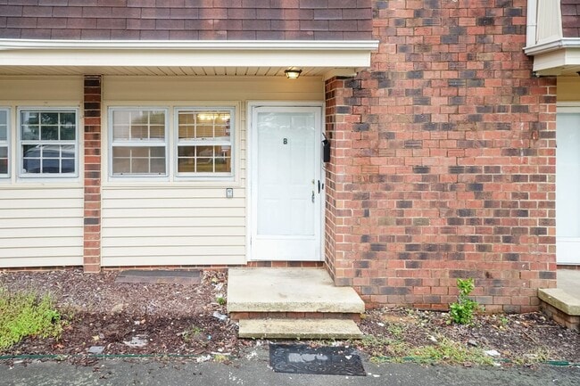 Building Photo - 718 Shawnee Dr