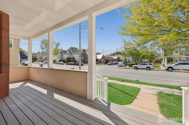 Building Photo - 327 Main St