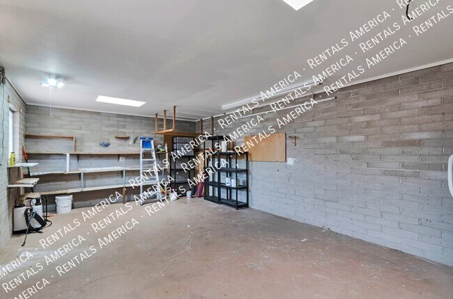 Building Photo - 944 N Catalina Ave