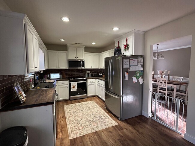 Building Photo - Bradley Point Residence for Rent - 4 Bedroom/2.5 Bath