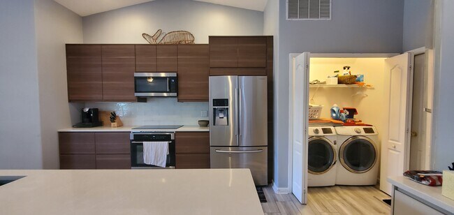 Building Photo - 284 W Silverthorn Ln