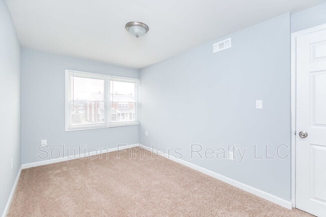 Building Photo - 2032 Kelmore Rd