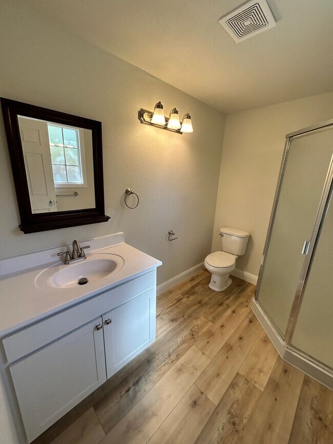 Building Photo - Newly Renovated 3 Bedroom, 2 Bath Home in ...