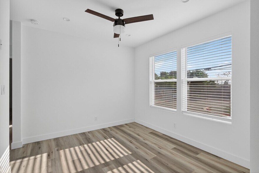 Building Photo - 113 S Lillie Ave