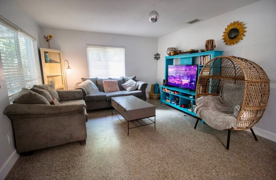 Living Area - 100 38th Ave SE