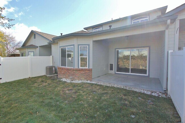 Building Photo - 2122 W Pine Ave