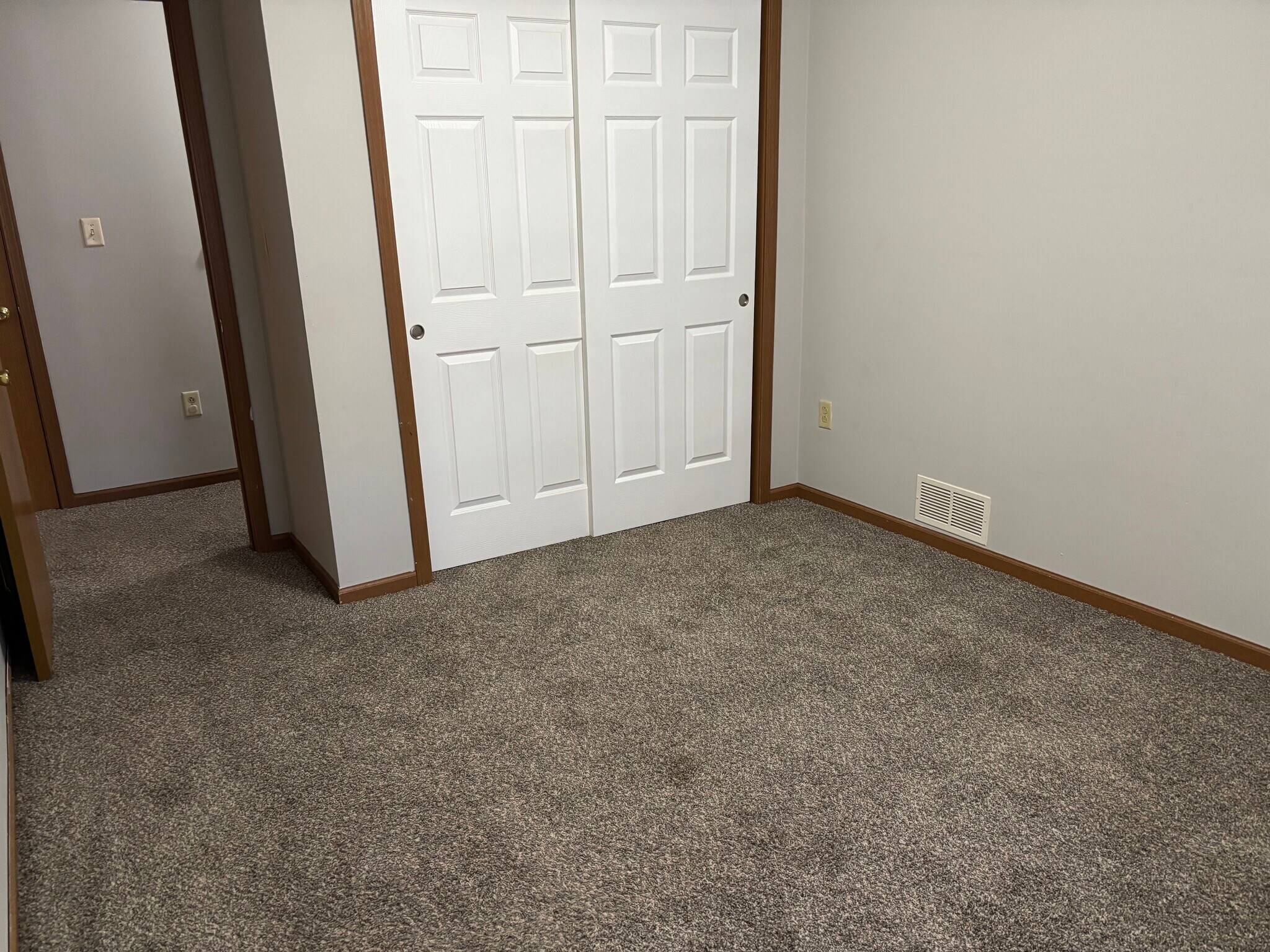 Building Photo - 4937 N River Rd