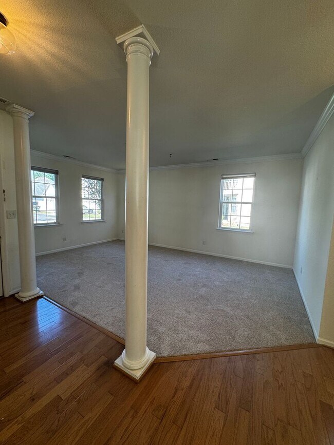 Building Photo - BEAUTIFUL OPEN FLOOR PLAN
