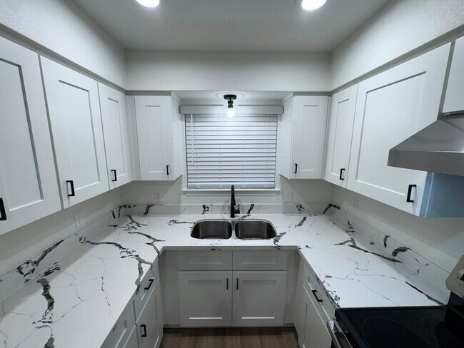 Building Photo - 2122 N Glenn Ave