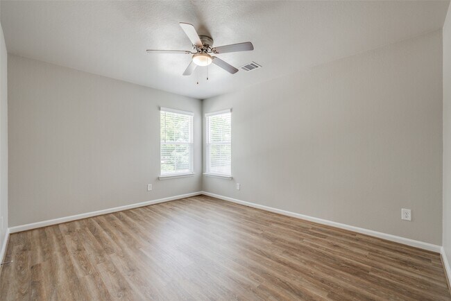 Building Photo - 227 Park Place Cir